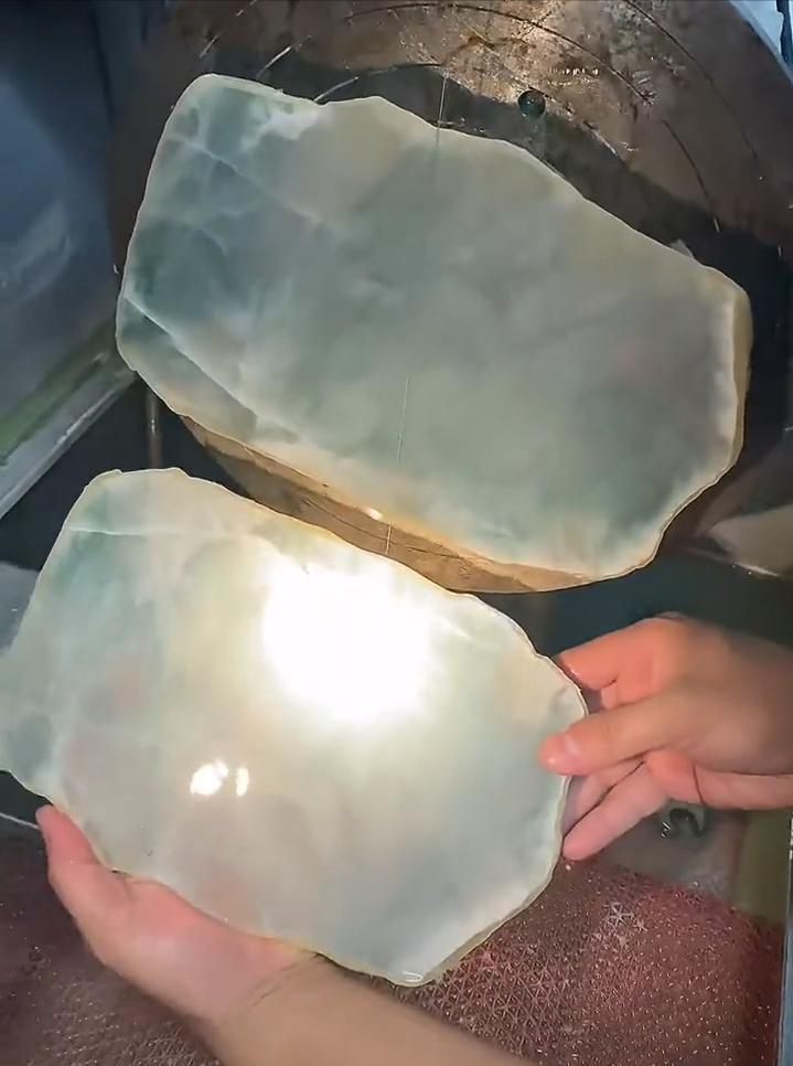 翡翠手镯表面有坑和划痕正常吗,翡翠手镯避裂镶金