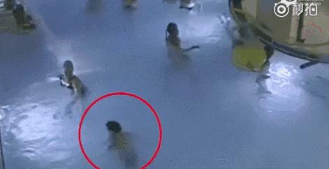 儿童溺水时会在水面上拼命挣扎吗,婴儿最常见的溺水是发生在河里吗