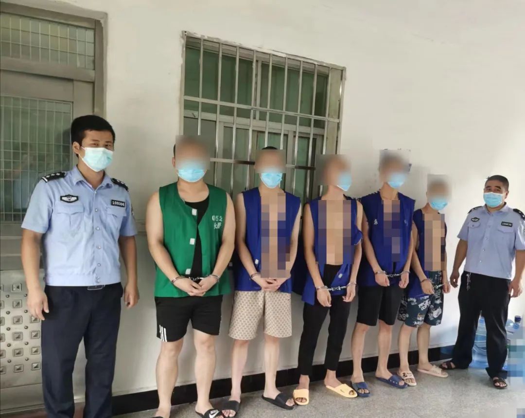 自己喝酒摔人家酒瓶被拘留24小时,警方通报多人抡酒瓶互殴