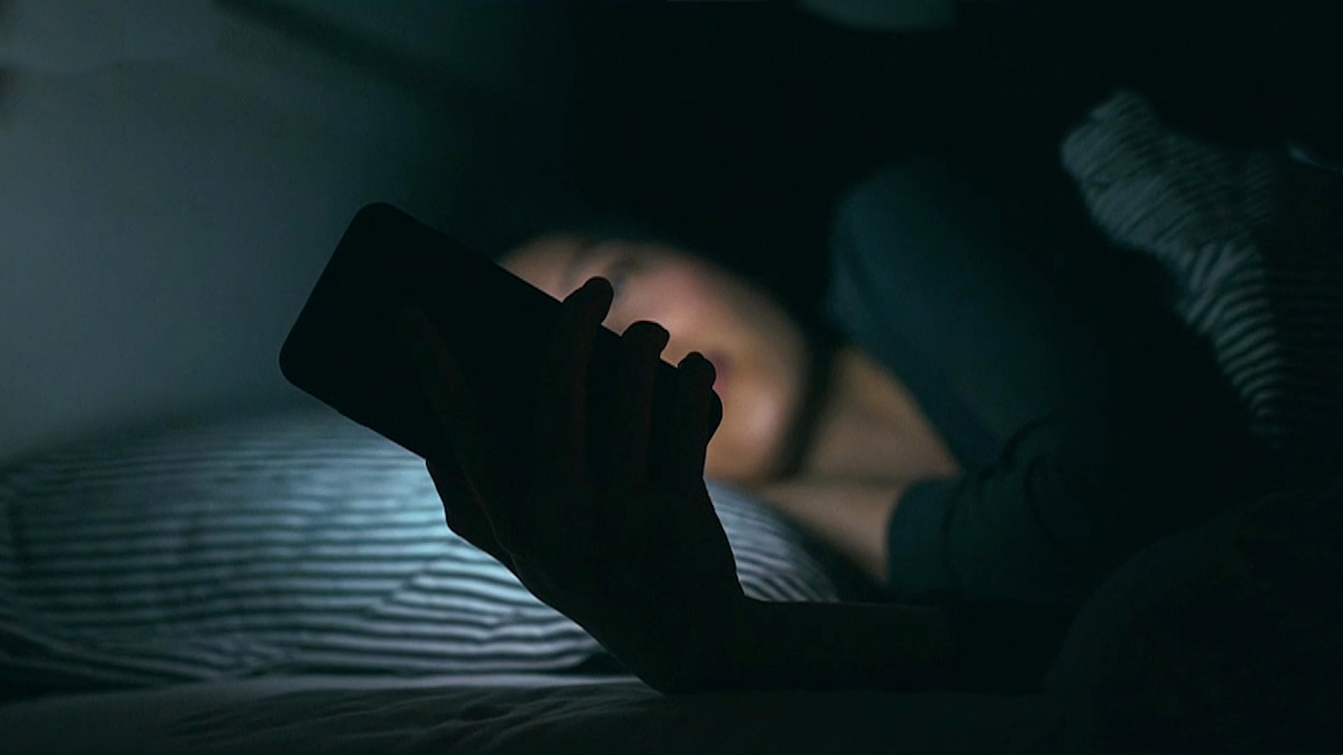 怎么侧躺玩手机不会斜视,侧躺玩手机导致眼睛斜视怎么训练