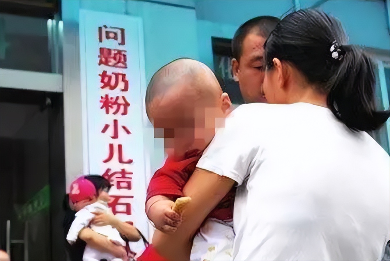 某品牌奶粉出现异物,某知名品牌奶粉疑是吃出异物