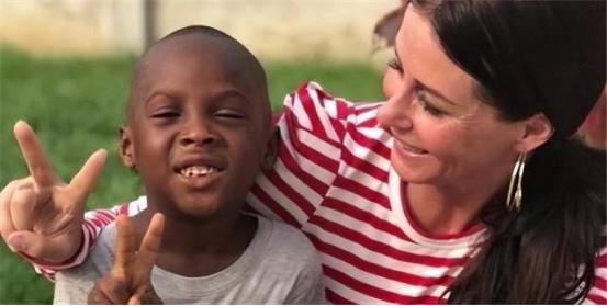 6年前，那个被白人美女喂水喝的非洲小男孩，后来怎么样了？