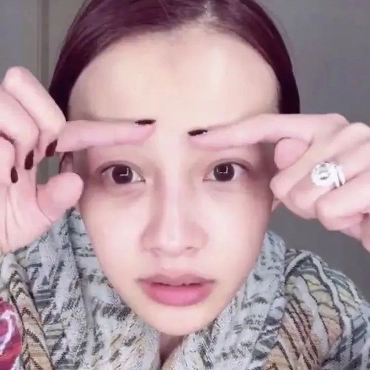 明星也逃不开的容貌焦虑：女星卸妆前后对比，自信的人才最美丽