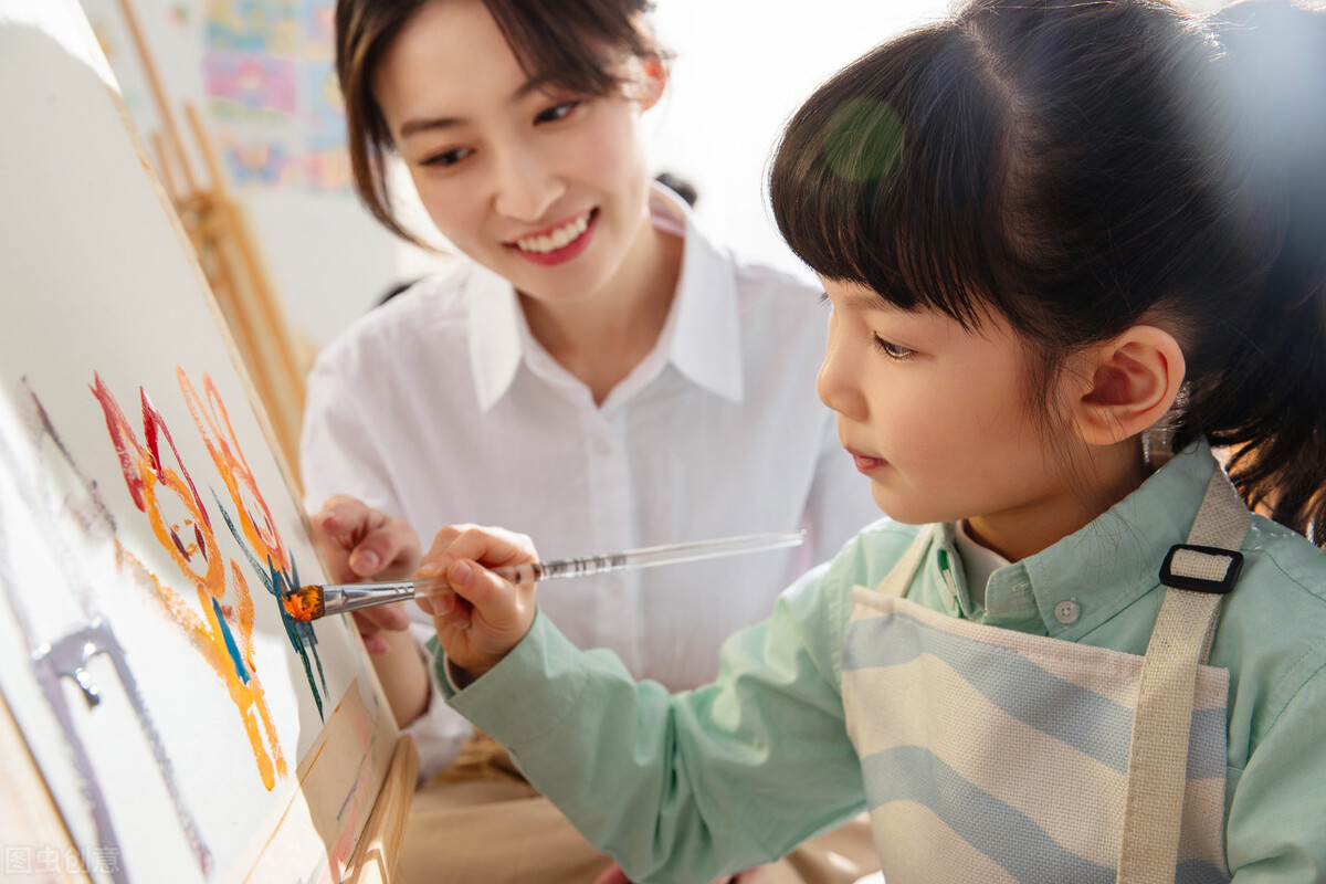 小班第一天入园怎么吸引小朋友们,小班新生入园哭闹老师如何解决