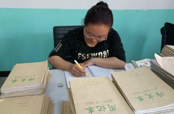 小学三年级作文写妈妈事件,小学生作文我的妈妈网上火了