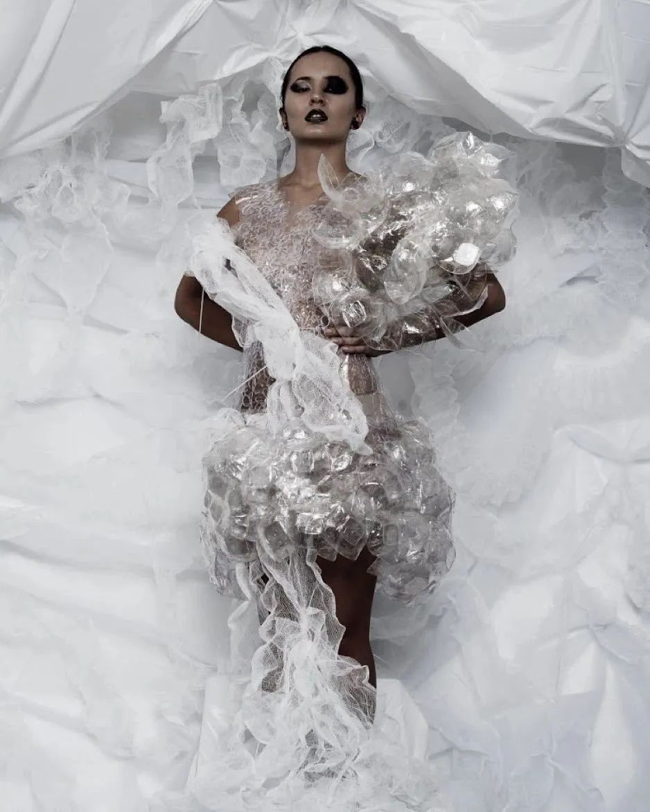 将鲜花封存,变成华服,玩转自然材料的日本设计师