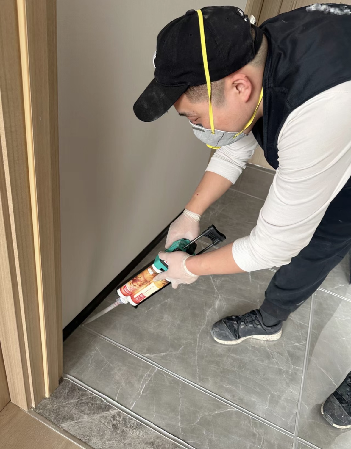 美缝是彩砂好还是美缝剂好,美缝新手适合美缝剂还是环氧彩砂