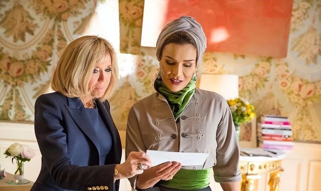 卡塔尔皇太后莫扎一身衣着,卡塔尔太后莫扎走路带风