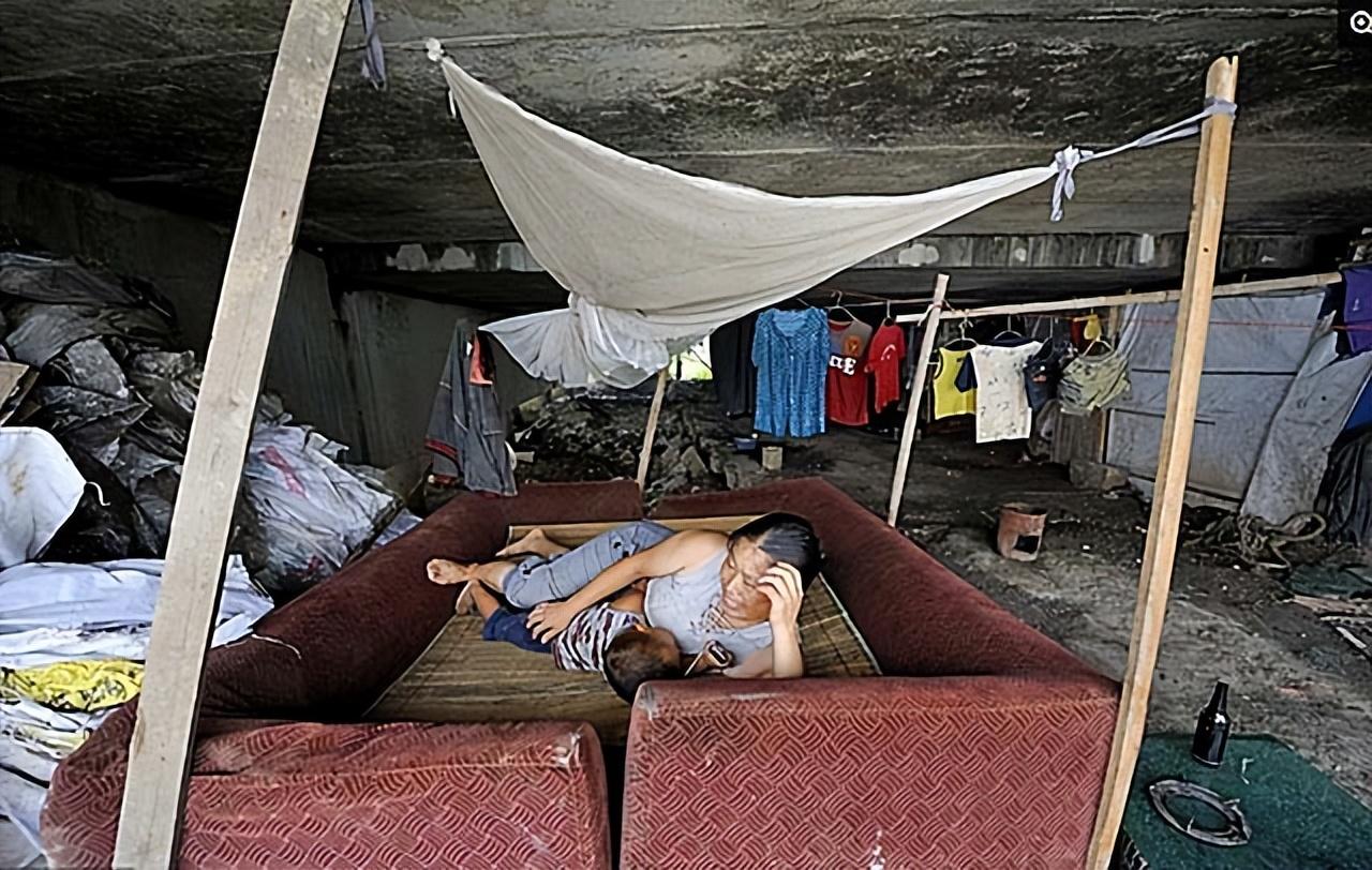 男子在桥洞下研究彩票18年,男子蜗居桥洞研究彩票后续