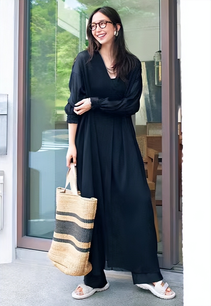 又美又飒黑色系甜酷辣妹穿搭,全黑look怎么搭配才又飒又美组图