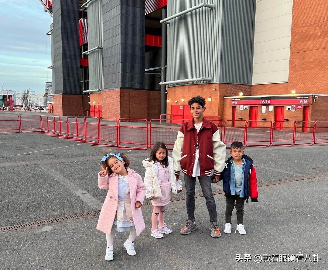 c罗带着乔治娜和孩子参加比赛,c罗儿子乔治娜纪录片