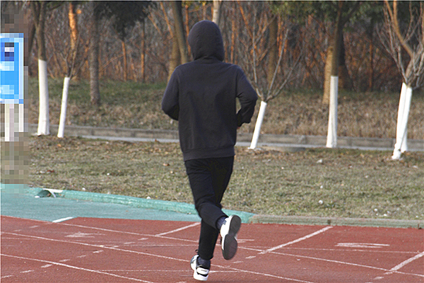 大腿膝盖外侧疼痛怎么办,大腿后侧疼痛怎么回事跑步