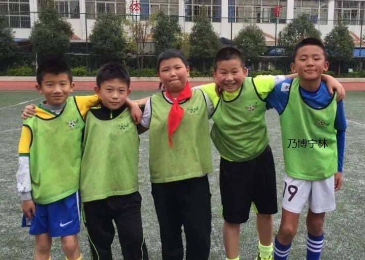 世界杯护旗手结缘春城，网友：“官渡真会给自己脸上贴金”......