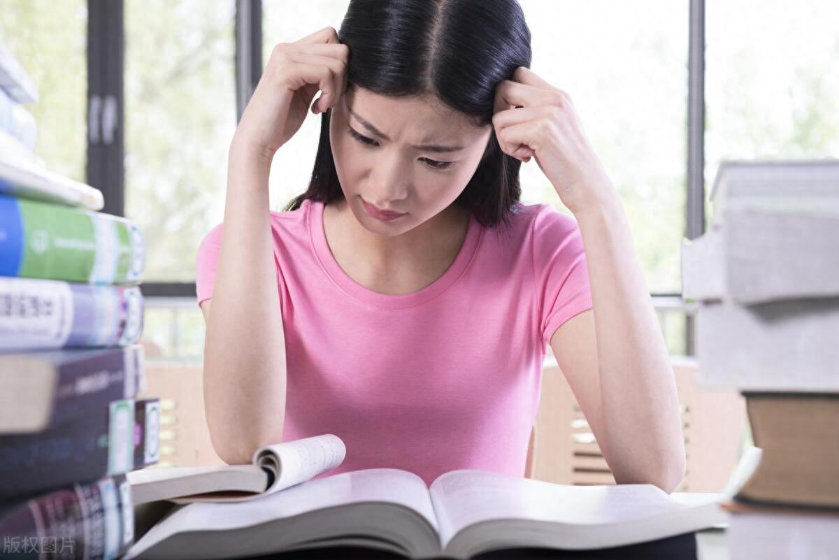 民间故事:男子见继母卧房灯亮,他趴窗头偷听,离开时学狗叫三声,2