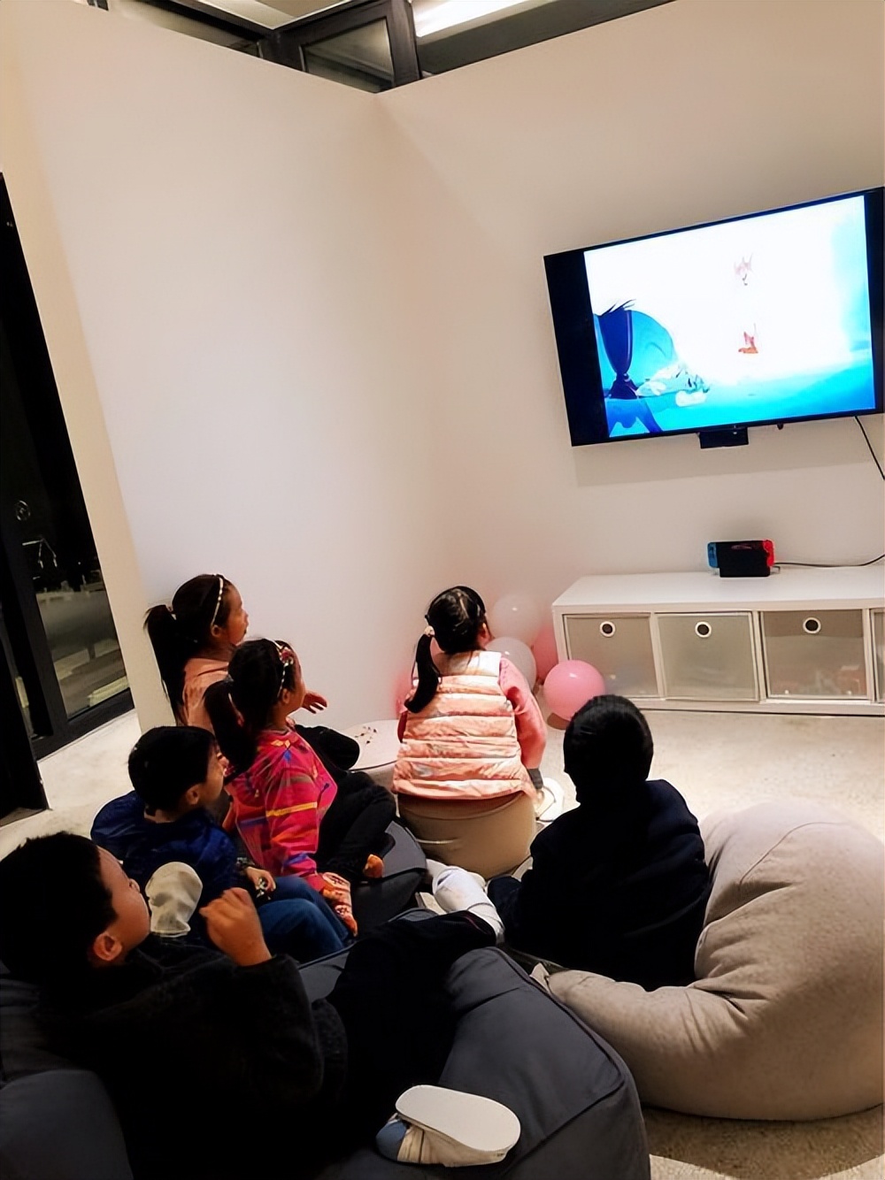 孩子可以看电视学习吗,孩子学习时该不该看电视