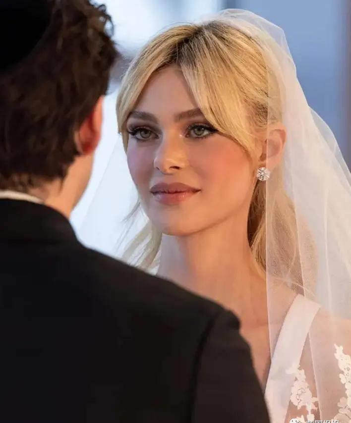 贝嫂狂晒48岁小贝半裸翘臀照，全球网友狂欢：谢嫂子带看男菩萨！