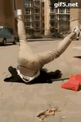 老人乱扔香蕉皮引发官司,乱扔香蕉皮导致他人摔倒犯法么