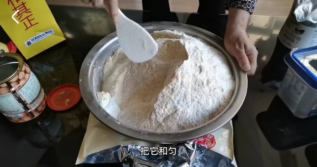 老人为省奶粉钱给一岁孙女炒面粉,老人给孩子喝便宜奶粉出现问题