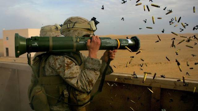 100个难得一见照片，砍伐巨树，运输军舰的巨轮，治疗风湿病的熊