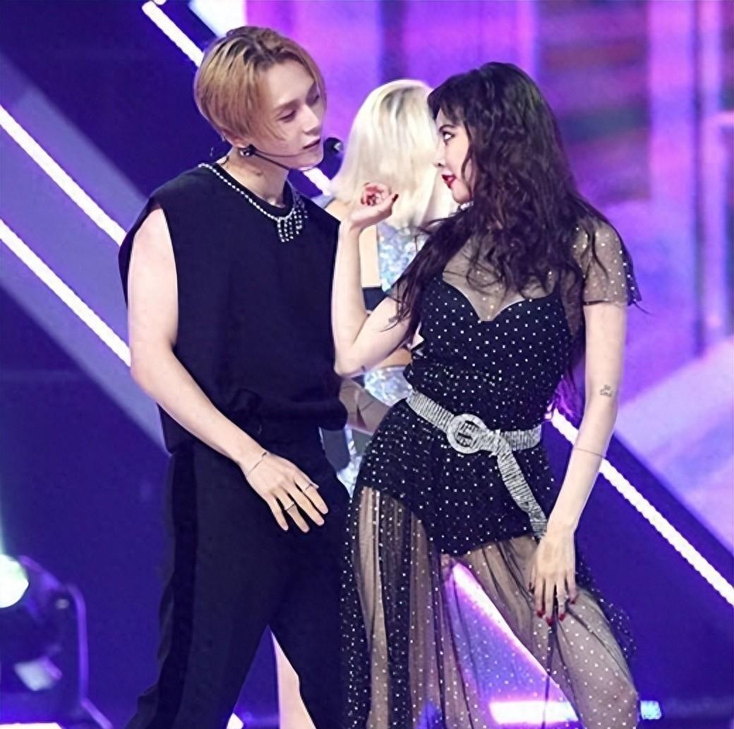 韩国女星泫雅穿露脐上衣,韩国女星泫雅网络晒照