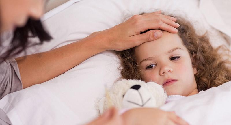 三个月宝宝支气管肺炎可以洗澡吗,肺炎发烧期可以洗澡吗会不会加剧