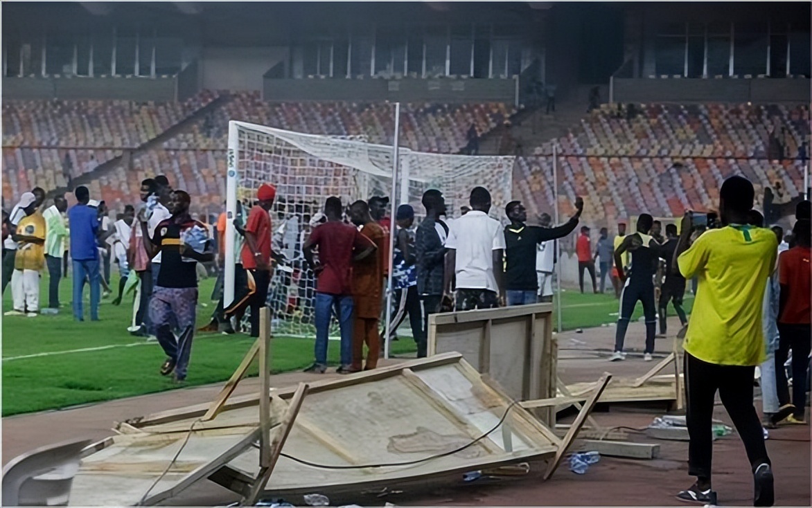 厚颜无止!无缘世界杯,球迷怒拆足球场,董路:你们不配?