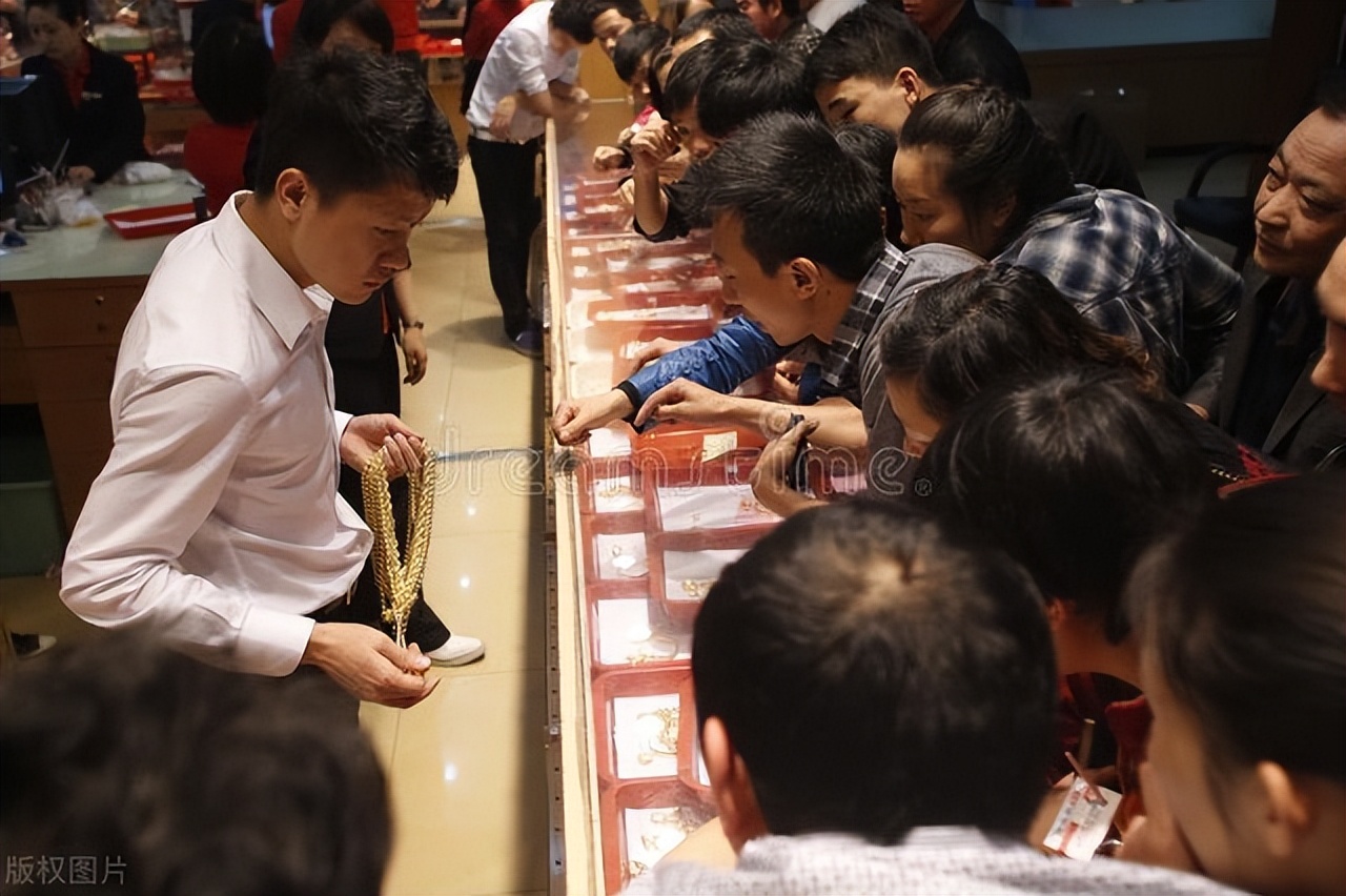 深圳淘金客涌入深圳水贝,深圳水贝下水道淘金