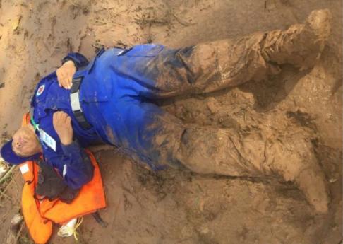 捞尸人夜晚捞尸全过程,民间真实的捞尸人