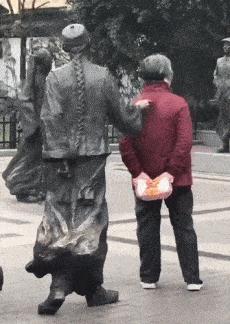 在公园和大爷打羽毛球,公园偶遇大爷打羽毛球