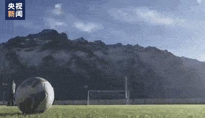 雪山下的梦幻球场爆红网络！*藏西**的这个小城，值得被所有人看到