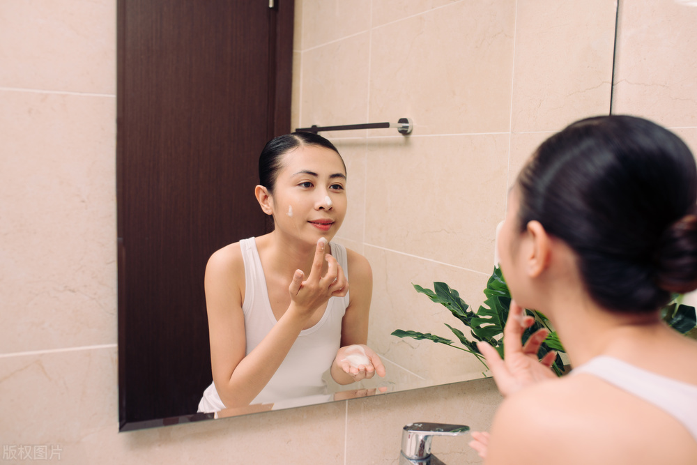 油性皮肤脸上起皮是怎么回事啊,油性皮肤脸颊干起皮怎么护肤