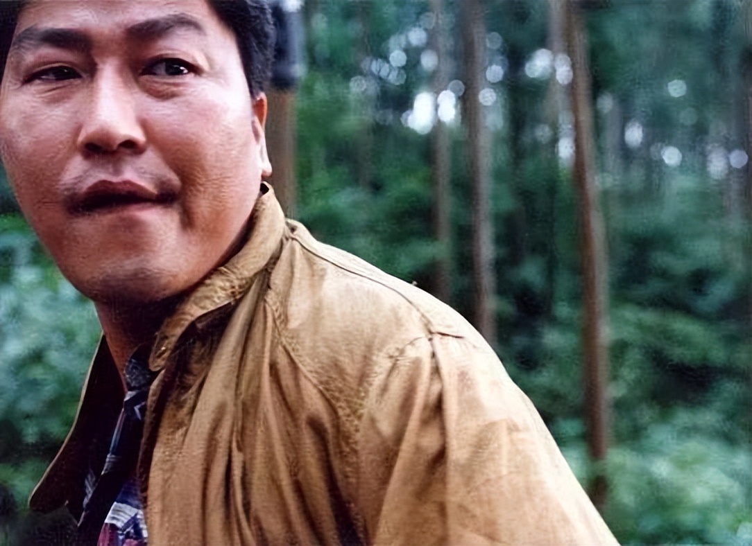 现场堆了很多芝麻。他的双手被绑着。