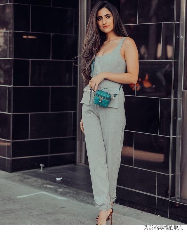 印度女星希瓦尼·雷纳，身材匀称性感妖娆，穿出时尚名媛风格