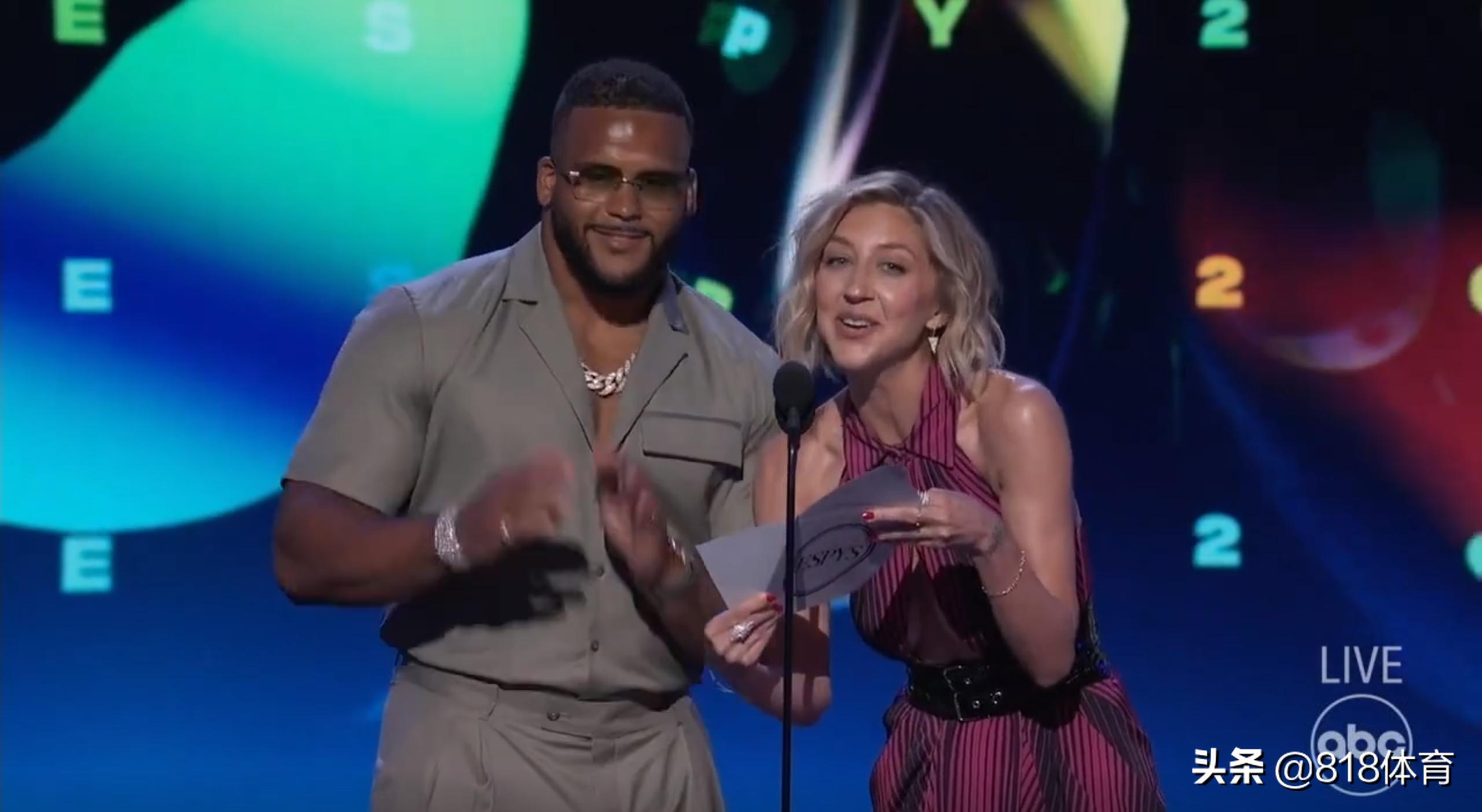 孝顺!谷爱凌美国体坛奥斯卡获奖,致谢86岁奶奶和母亲,秀一波中文