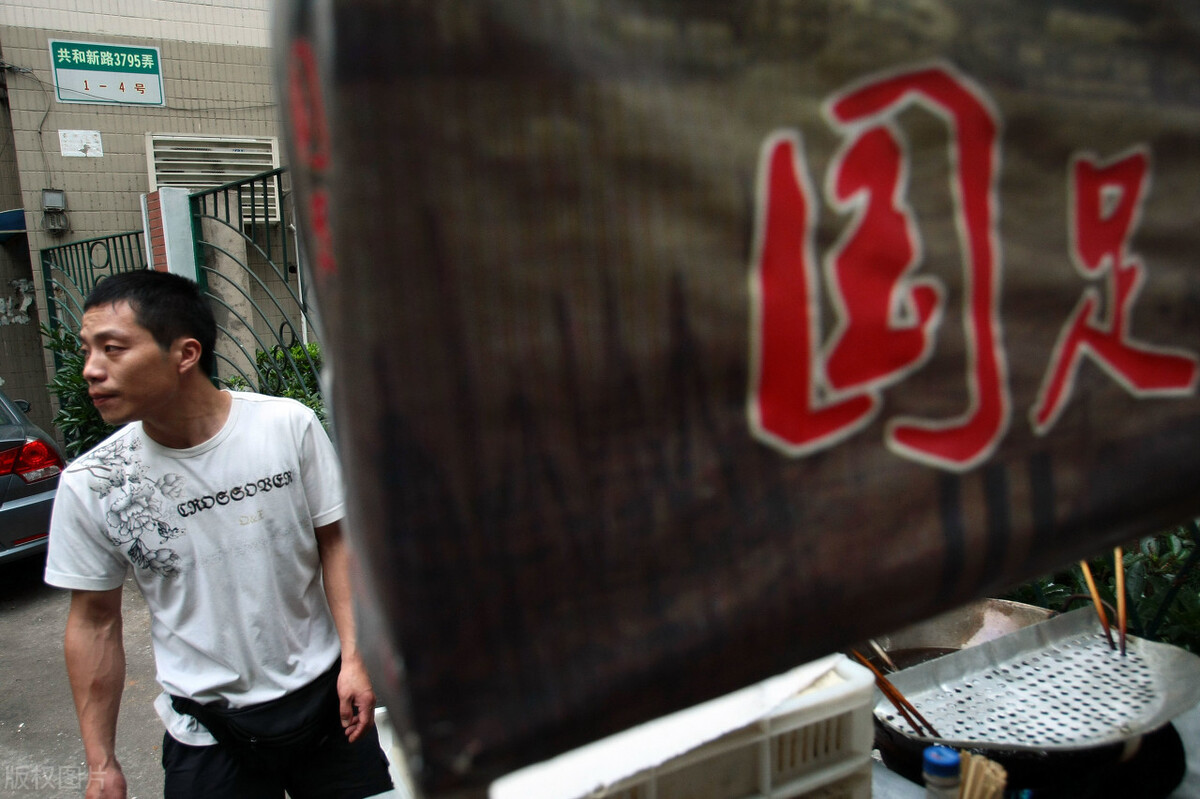 男子看国足比赛砸碎电视,男子看球赛输了砸电视