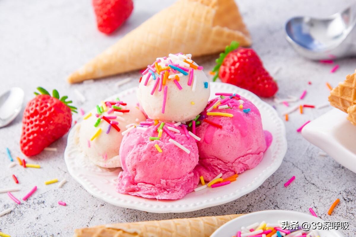 喂，你们这样喂冰淇淋给同事吃，他们很容易胖的