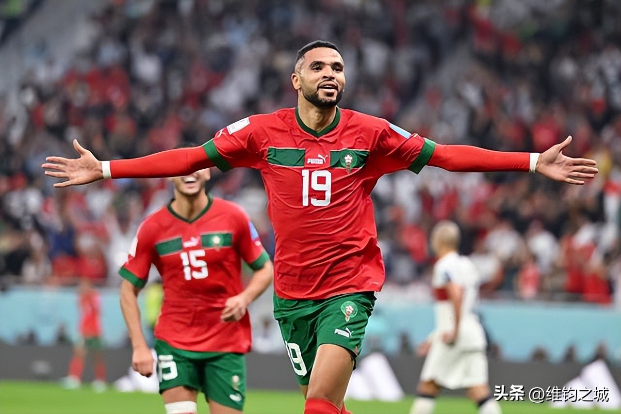 摩洛哥球员的进球起跳高度接近C罗记录，场地下面有弹簧垫吗？