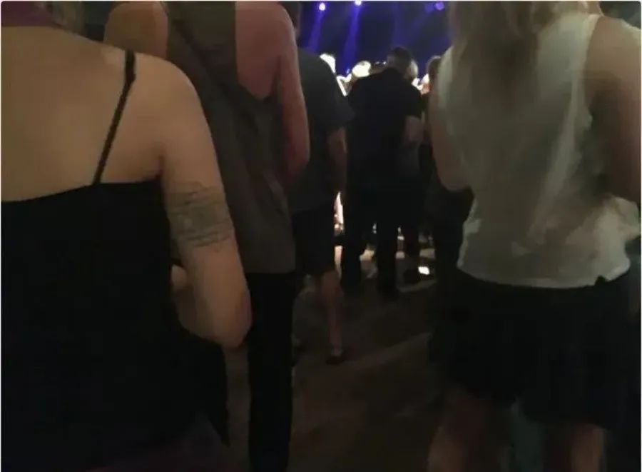 矮个子网友自爆在荷兰还没垃圾桶高？！众人围观后：又惨又好笑…