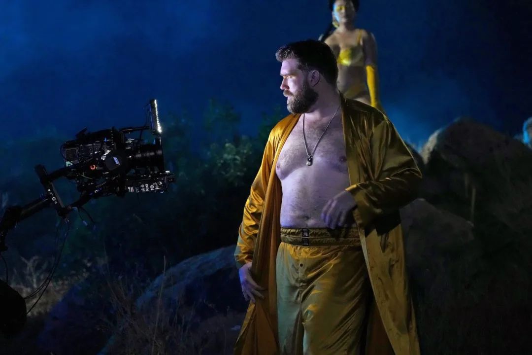 全球首席大码男模特为Rihanna内衣大秀走秀，展现傲人大肚腩