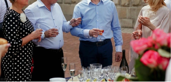 酒桌上敬酒不喝怎么办,酒桌上不主动敬酒好吗