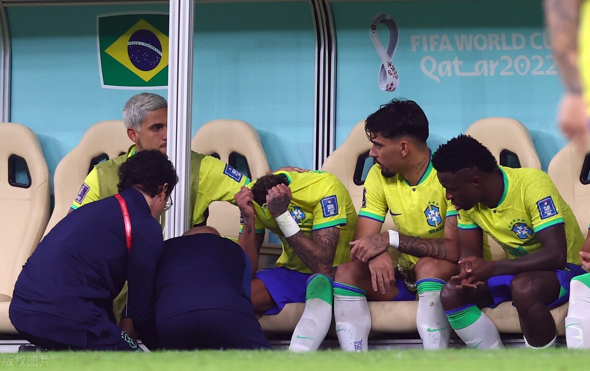 内马尔脚踝冰敷被队医扶着,内马尔脚踝90度扭曲队医