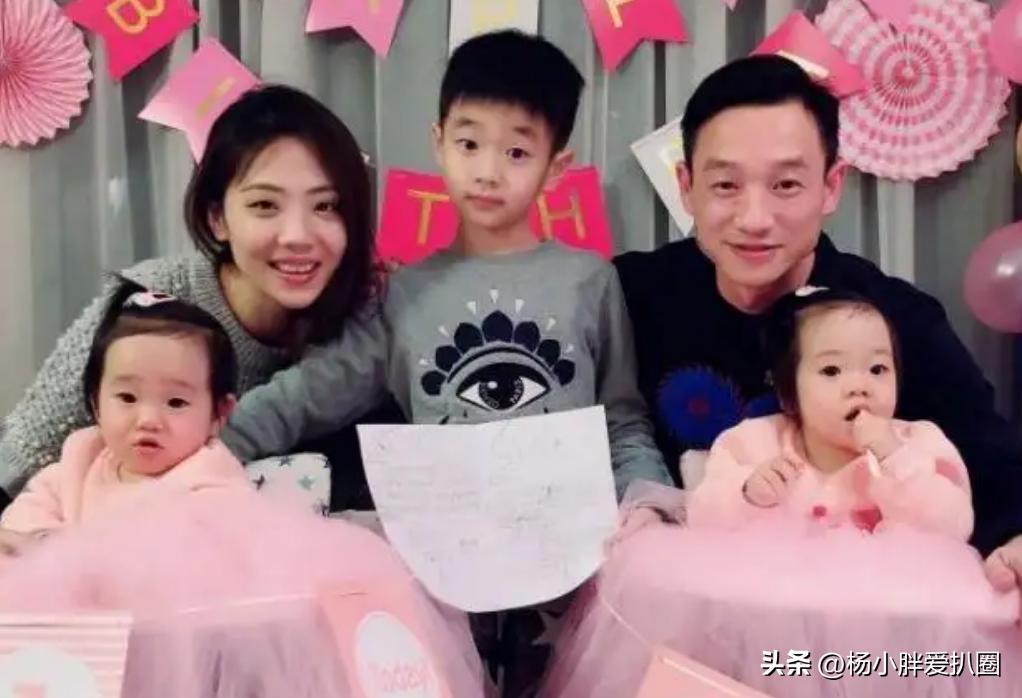 杨威给孩子钱,杨威和杨云送杨阳洋上学