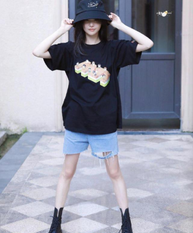 “敞开口”的牛仔短裤搭配黑色短袖，郑爽高大上的卖萌瞬间！