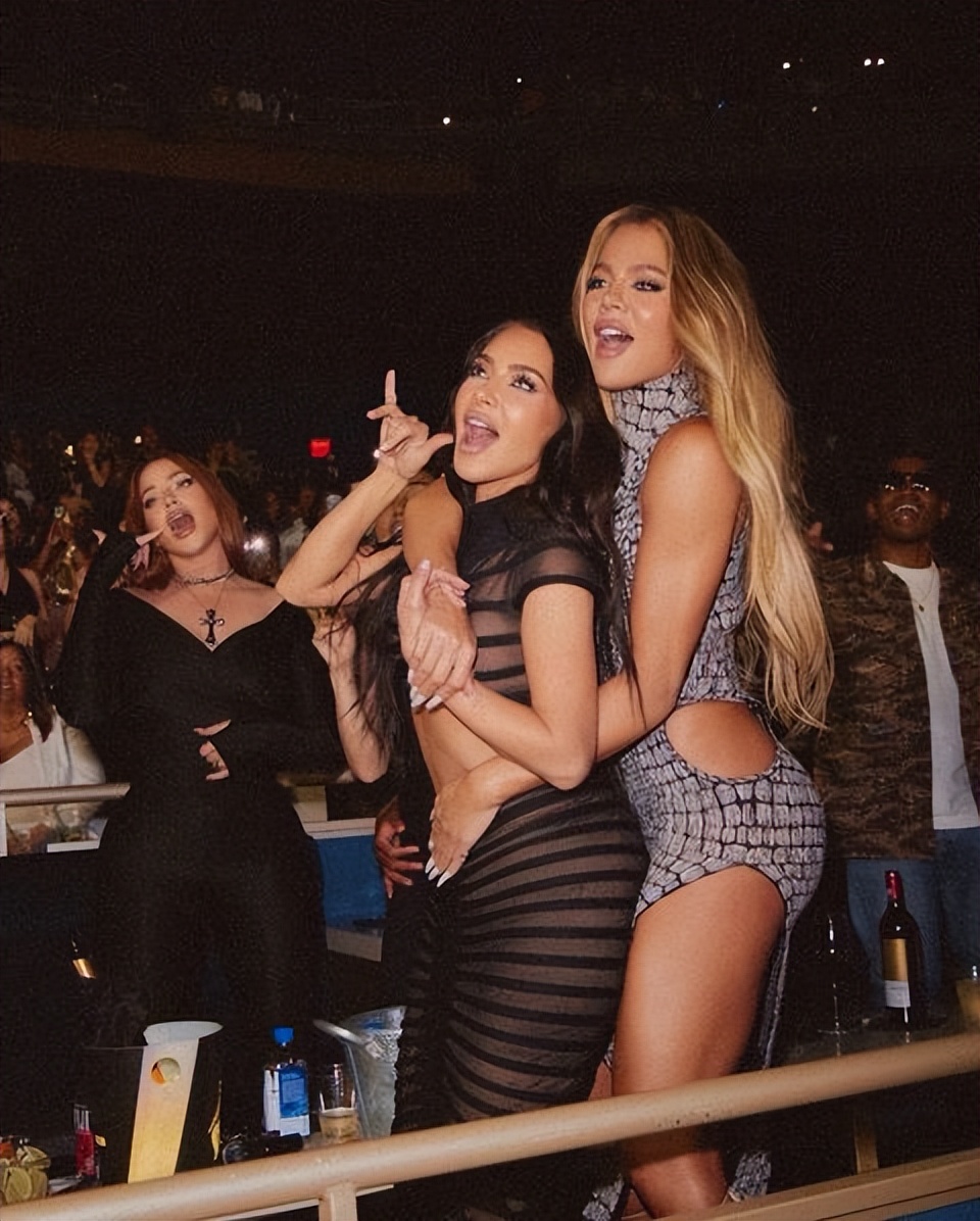 金卡戴珊穿婚纱亮相侃爷演唱会,金卡戴珊穿500万礼服视频