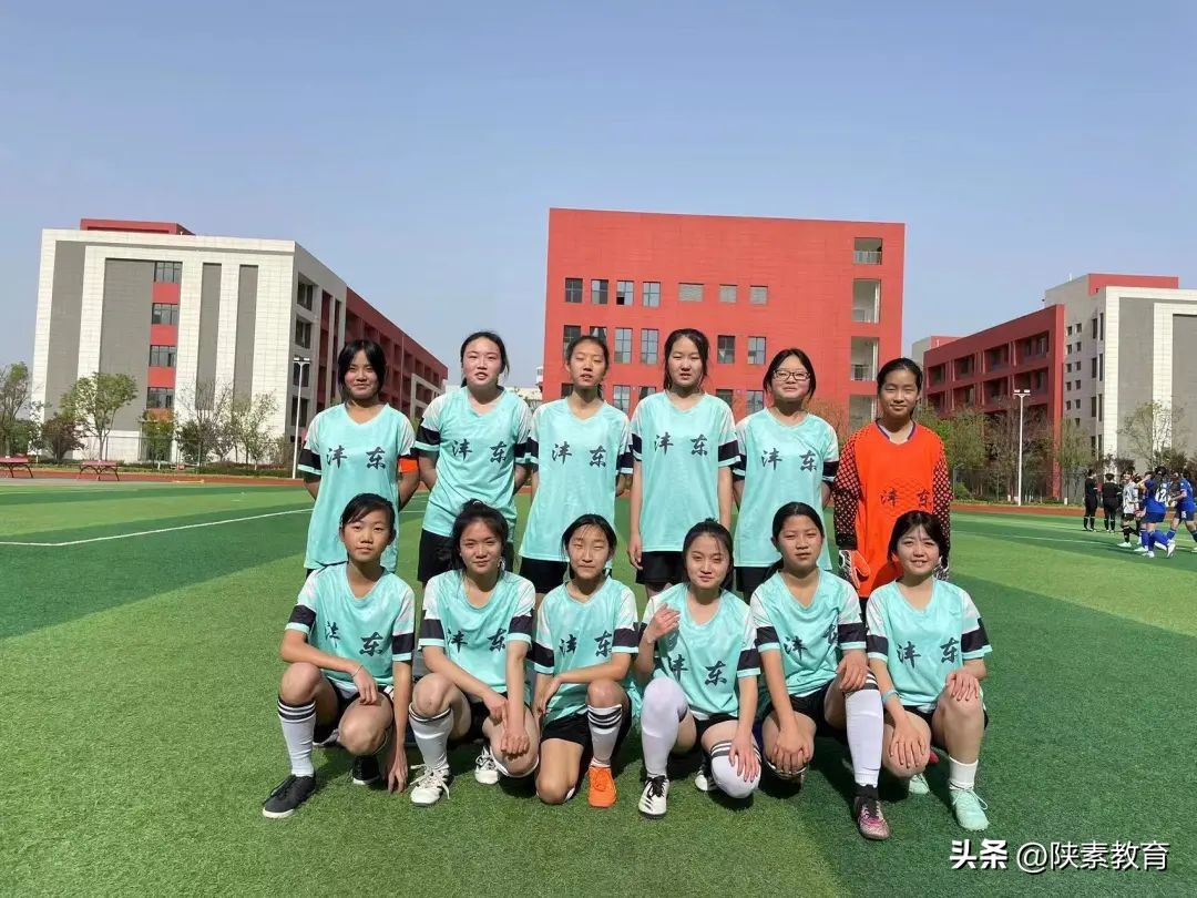 绿茵逐梦足够精彩海报,绿茵逐梦