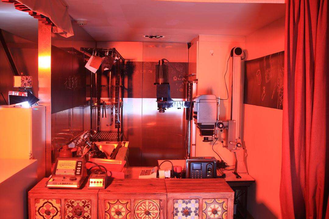 通过各种照明环境下显示器的颜色标准，进行颜色修正和调整均衡性