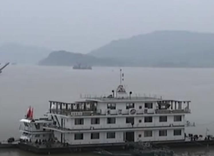 男子获得了点石成金的金银戒指,男子点石成金