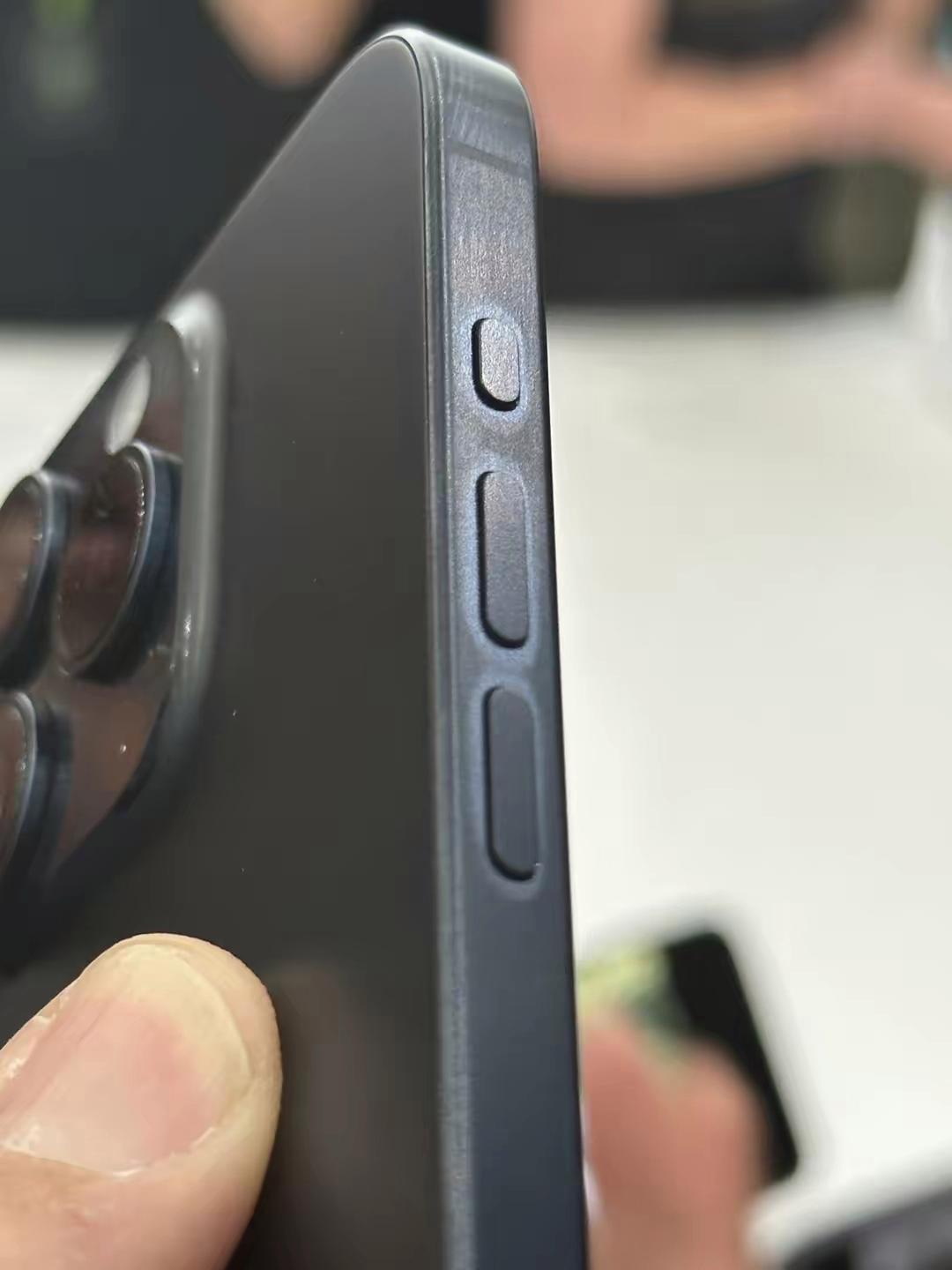 iPhone15Pro钛合金材质翻车？体验机型已出现严重掉色