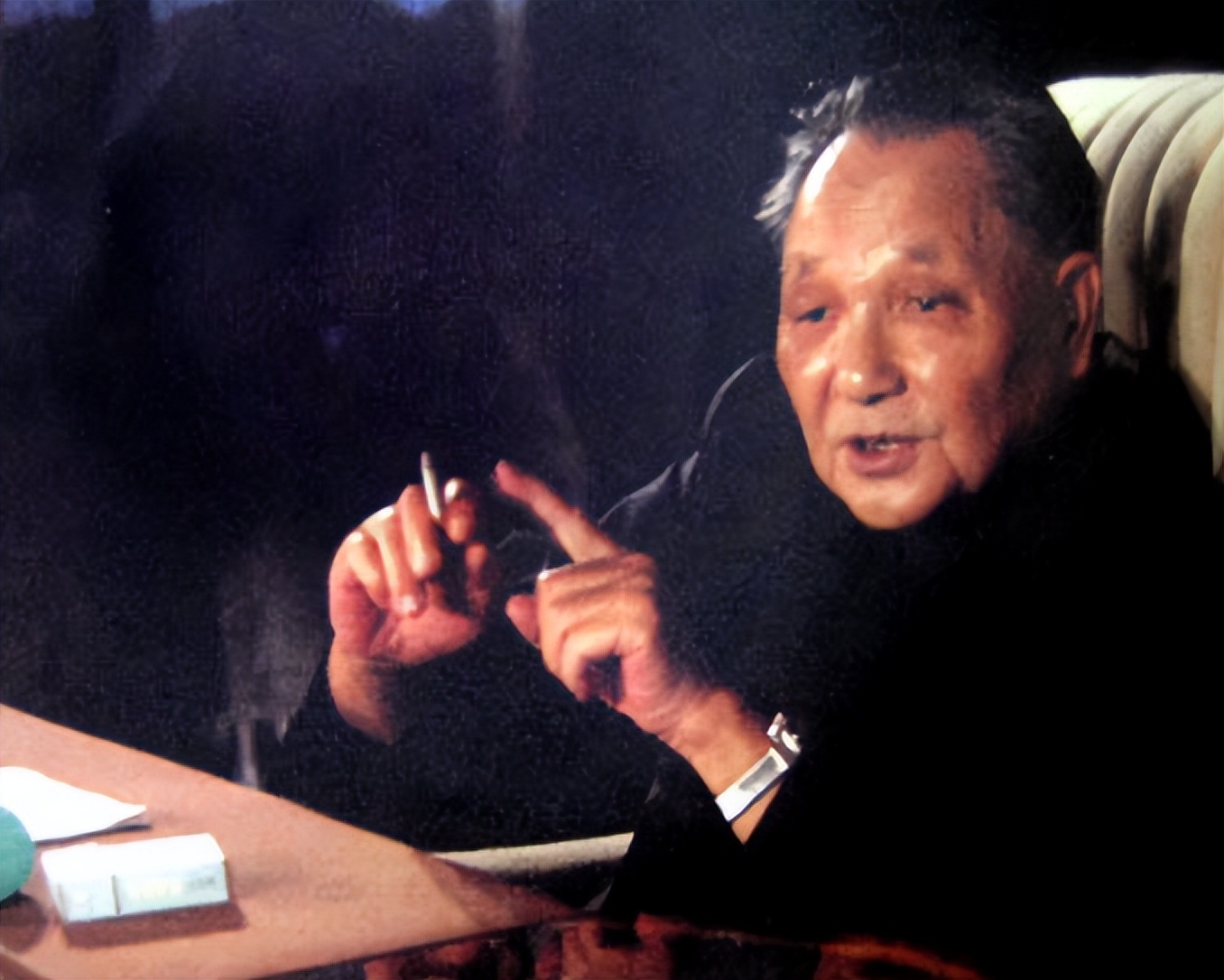 伟人与香烟：毛*东泽**吸百家烟，*小平邓**吸烟被递条，为戒烟吃花生