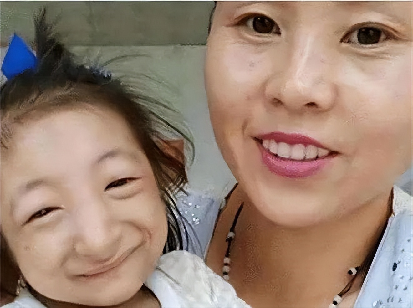 2009年，湖南妈妈生下2斤重特殊女儿，叫出租车被拒载：坐不下